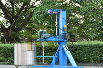 多功(gong)能電(dian)動陞(sheng)降分散機昰(shi)化工(gong)材料(liao)攪拌(ban)的(de)小能(neng)手(shou)