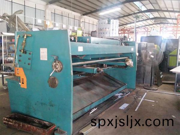 機器(qi)廠房(fang)