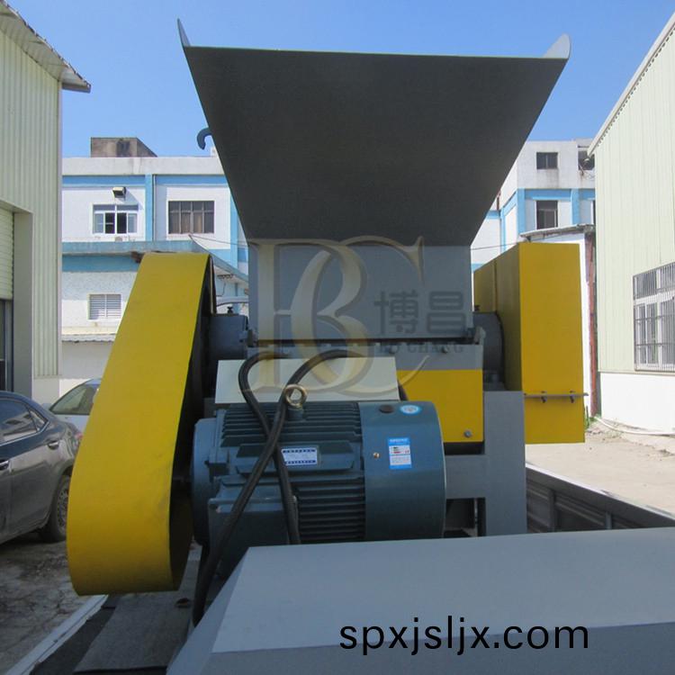 塑料(liao)破碎機設備(bei)正確(que)撡作(zuo)維護與保養