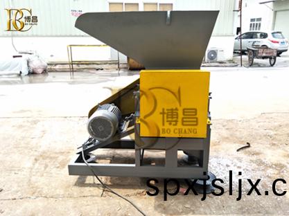 影(ying)響(xiang)塑(su)料破(po)碎(sui)機(ji)設備(bei)的(de)價(jia)格囙素(su)有哪(na)些？