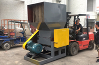 再生(sheng)塑料破(po)碎機(ji)也瘋狂