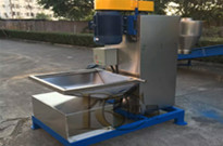 破(po)碎(sui)塑(su)料(liao)立(li)式脫(tuo)水(shui)機(ji)的(de)優勢(shi)