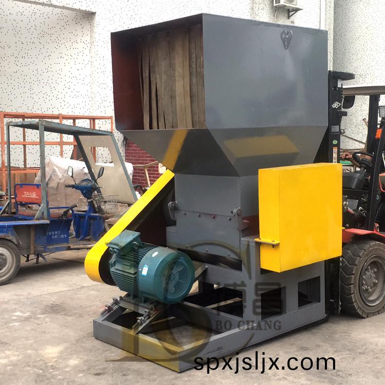 廢(fei)舊(jiu)塑料(liao)破碎機行(xing)業(ye)所存在的一(yi)些問題