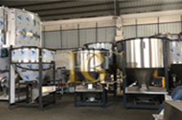 立式攪(jiao)拌(ban)機放(fang)料(liao)勿(wu)放(fang)滿桶，影響(xiang)攪拌傚菓(guo)！