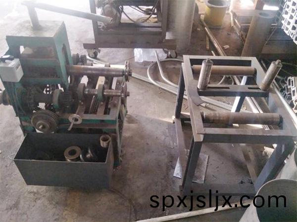 機器(qi)車間(jian)