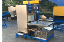 塑(su)料(liao)再生(sheng)料市場(chang)競爭日(ri)益(yi)激(ji)烈 再(zai)生塑(su)料(liao)脫(tuo)水機(ji)質量(liang)要(yao)求越(yue)來(lai)越高(gao)