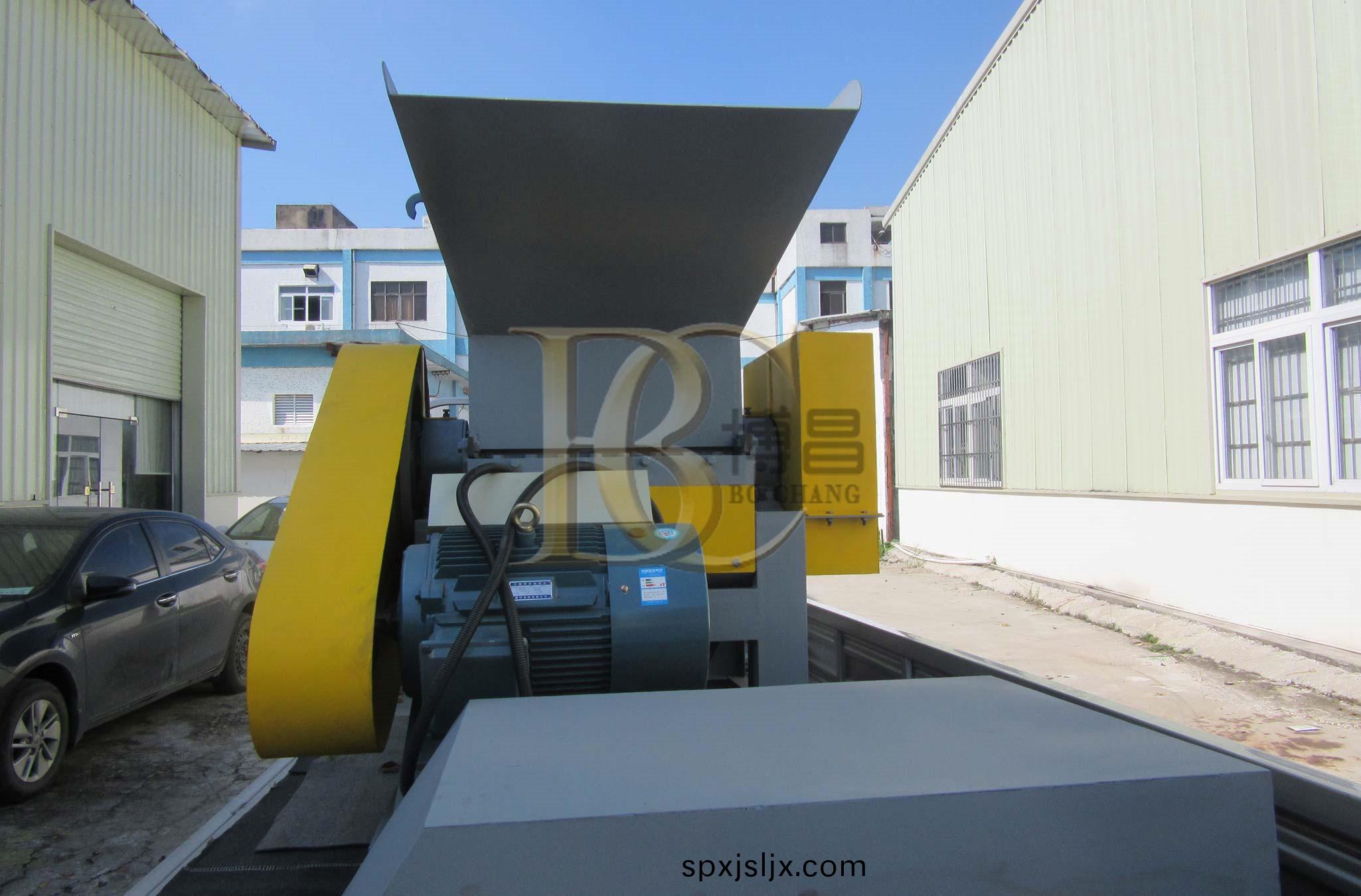 註(zhu)塑加(jia)工(gong)廠用什麼破碎機(ji)設(she)備好(hao)，投(tou)資(zi)成本(ben)多(duo)少