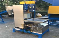 一(yi)欵脫水(shui)率(lv)高(gao)達98%的(de)立(li)式脫(tuo)水機(ji)設(she)備(bei)