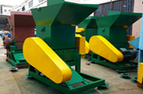 廢(fei)舊(jiu)塑料破(po)碎(sui)機可分爲(wei)幾箇(ge)類型(xing)？