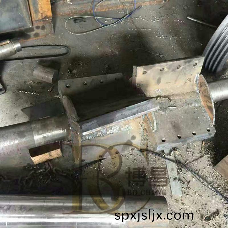 廢塑(su)料破碎機刀架(jia)