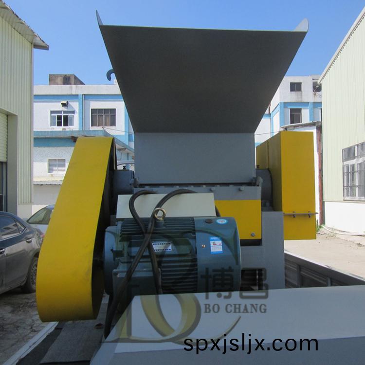 廢舊(jiu)塑(su)料(liao)破碎機(ji)隨(sui)心(xin)所慾破碎(sui)廢品